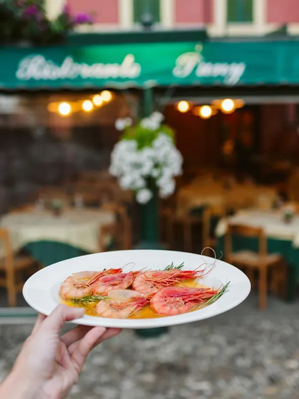 gamberi di Santa Margherita Ligure davanti al ristorante